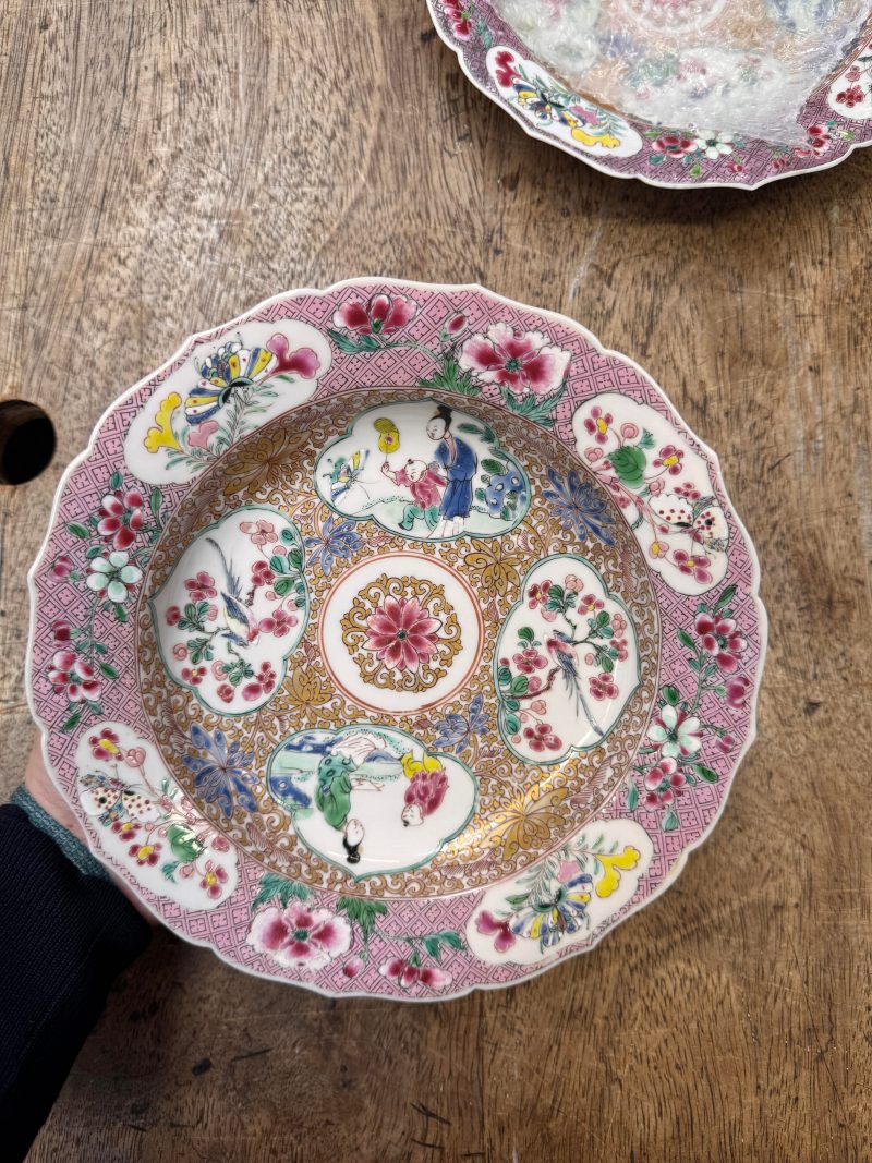 清雍正 約1730年 粉彩開光人物花卉圖花式盤一對 | Santos Collection | A pair of fine Chinese export foliate dishes, Qing dynasty, Yongzheng period, circa 1730 - 图23