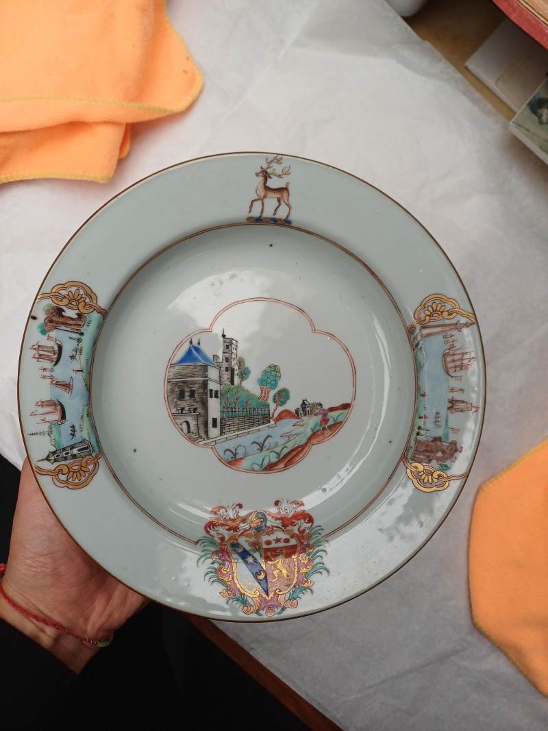 清乾隆 約1745年 粉彩紋章圖盤一組四件 | Four fine and rare Chinese export armorial soup bowls, Qing Dynasty, Qianlong Period, circa 1745 - 图15