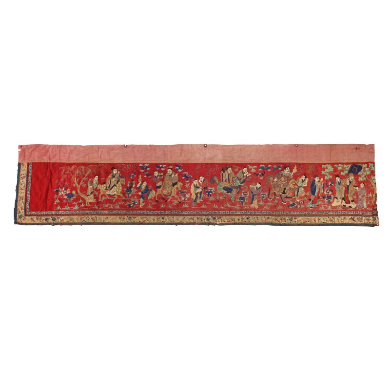 十九世紀 紅地繡神仙圖帷 | A Chinese silk 'immortals' rectangular banner/panel, 19th century