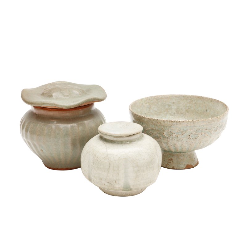 明或更早 各式青瓷一組三件 | A group of Chinese celadon ceramics, Ming dynasty or earlier - 图1