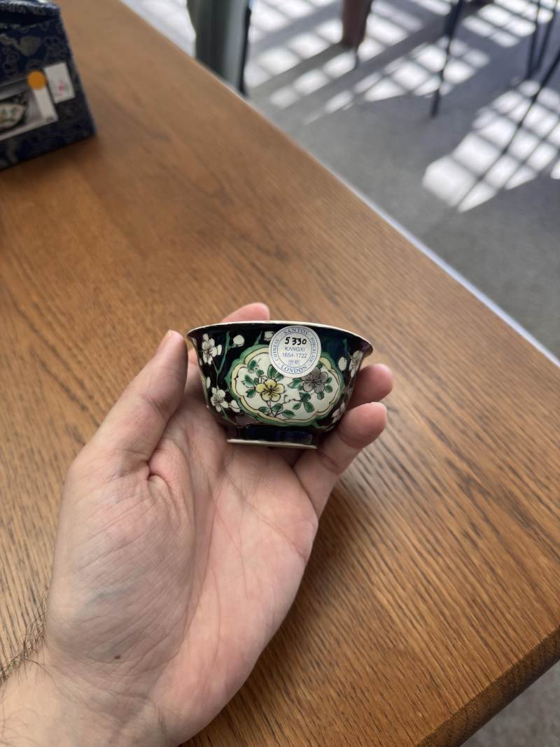 清康熙 墨地五彩花卉紋盃 | Santos Collection | A Chinese famille-noire 'blossoms' cup, Qing dynasty, Kangxi period - 图13