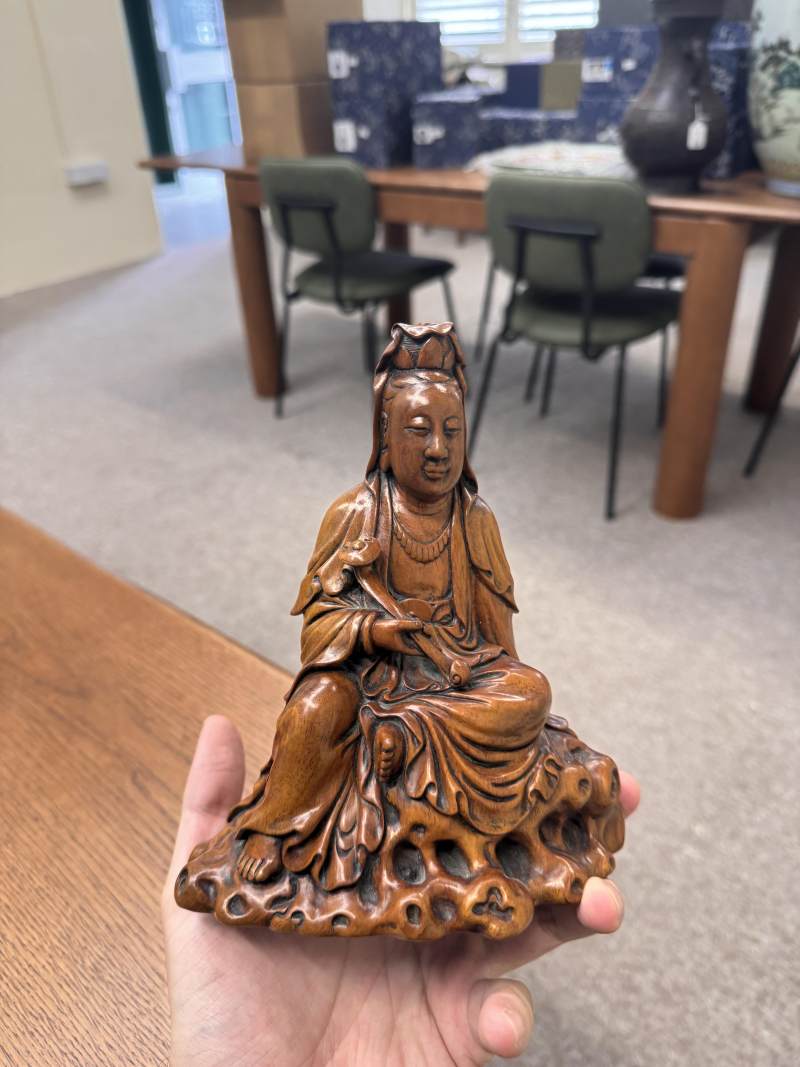 清十八/十九世紀 黃楊木雕觀音菩薩坐像 | A Chinese boxwood carved figure of Guanyin, Qing dynasty, 18th/19th century - 图19