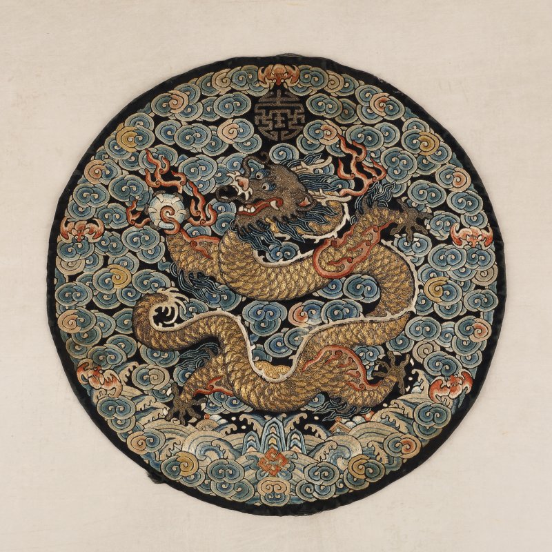 清道光 十九世紀 絲繡雲龍紋補子 一組三件 | Three Chinese embroidered silk 'dragon' roundels, Qing dynasty, Daoguang period, 19th century - 图6