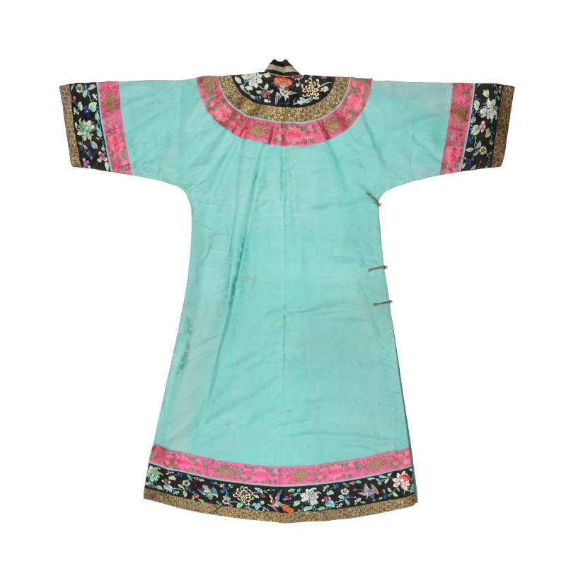 清十九世紀 綠地刺繡花鳥紋夾袍 | A Chinese woman's green embroidered 'birds and flowers' silk robe, Qing dynasty, 19th century - 图2