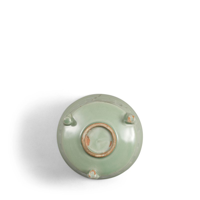 南宋/元 龍泉窯青釉八卦紋三足奩式爐 | A LONGQUAN CELADON-GLAZED TRIPOD INCENSE BURNER - 图5