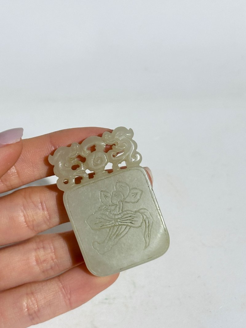 十九/二十世紀 青白玉⌈山水⌋、⌈荷⌋、⌈李白⌋牌三枚 及座 | THREE GREENISH WHITE JADE PLAQUES - 图3