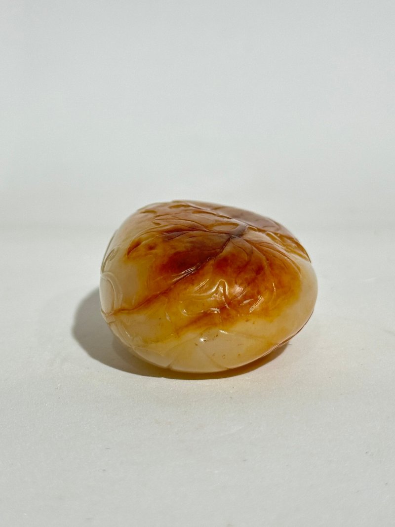 清十九世紀 白玉巧雕⌈瓜瓞⌋鼻煙壺 | A WHITE AND RUSSET JADE 'MELON' SNUFF BOTTLE - 图5