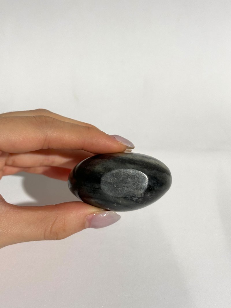 十八/十九世紀 墨玉、灰墨玉光素鼻煙壺二件 | A MOTTLED BLACK JADE AND A GREY AND BLACK JADE SNUFF BOTTLE - 图10