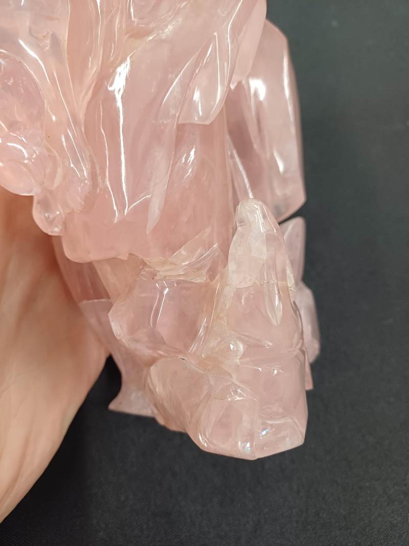 二十世紀 粉晶雕仙人把件 | A large Chinese rose quartz carved 'immortals' group, 19th/20th century - 图10