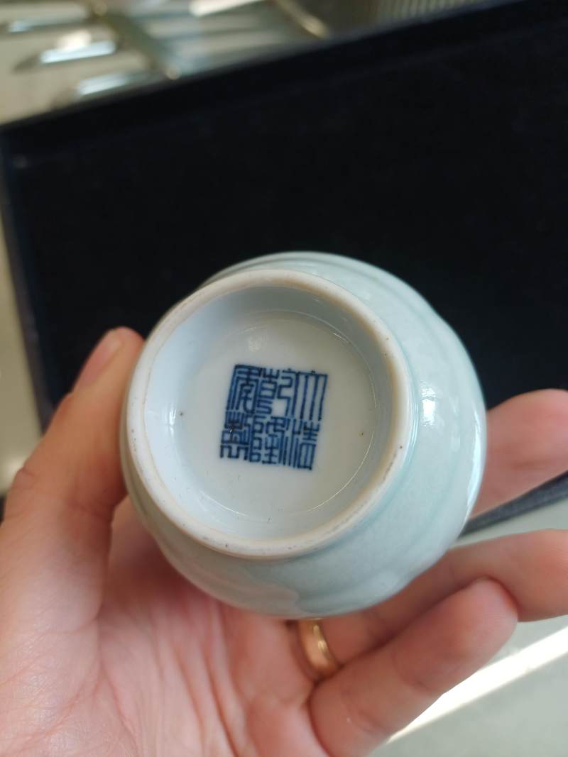 清 白釉暗刻纏枝花卉紋瓶 《大清乾隆年製》款 | A small Chinese monochrome white-glazed incised vase, Qing dynasty - 图7