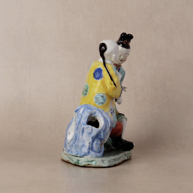 清乾隆 粉彩人物坐像擺件 | Santos Collection | A fine Chinese export famille-rose figure of a seated man and lady, Qing dynasty, Qianlong period - 图4
