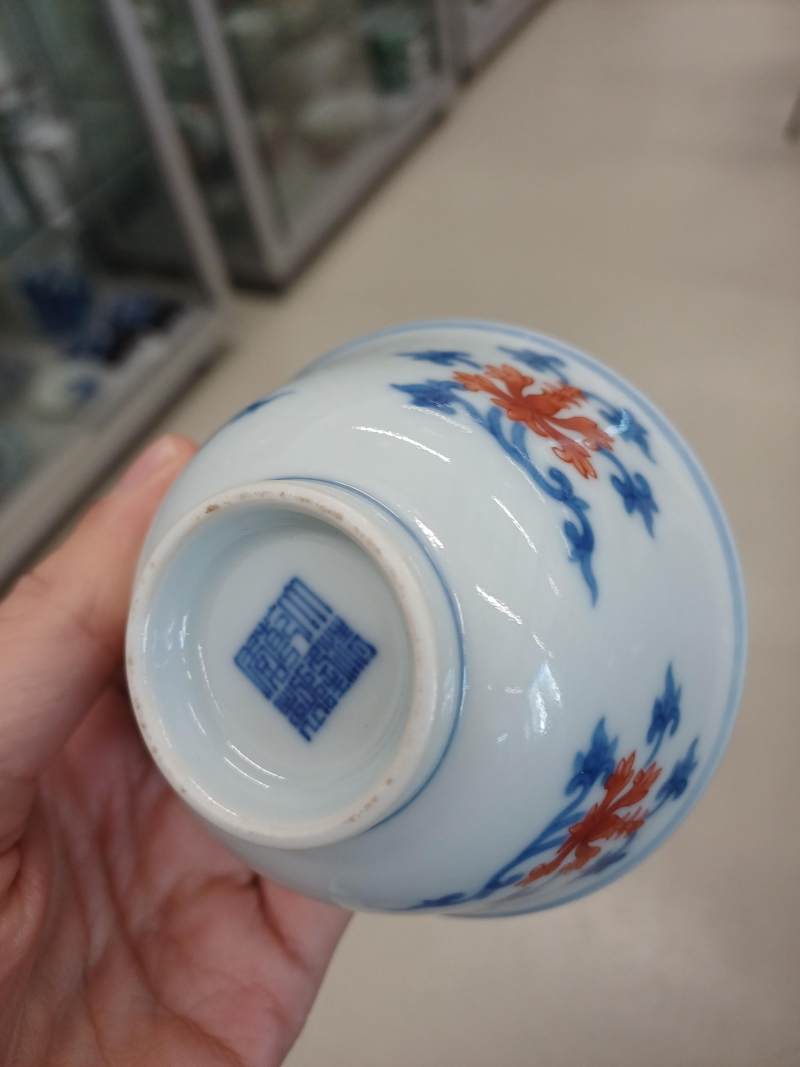 十九/二十世紀 青花礬紅折枝番蓮紋盃 《大清乾隆年製》款 | A Chinese blue and white and copper-red 'Indian lotus' cup, 19th/20th century - 图7