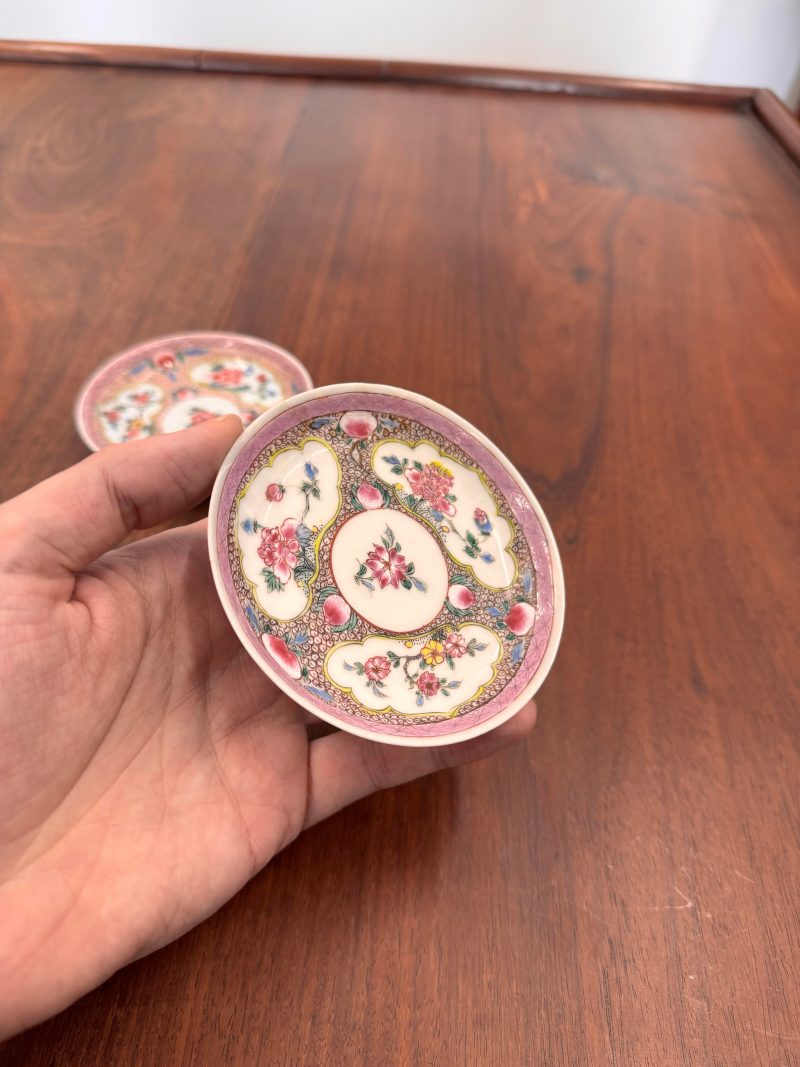 清雍正 外銷花卉紋薄胎盃及小盤兩對 | A pair of Chinese 'eggshell' famille-rose ‘floral’ cups and saucers, Qing dynasty, Yongzheng period - 图8