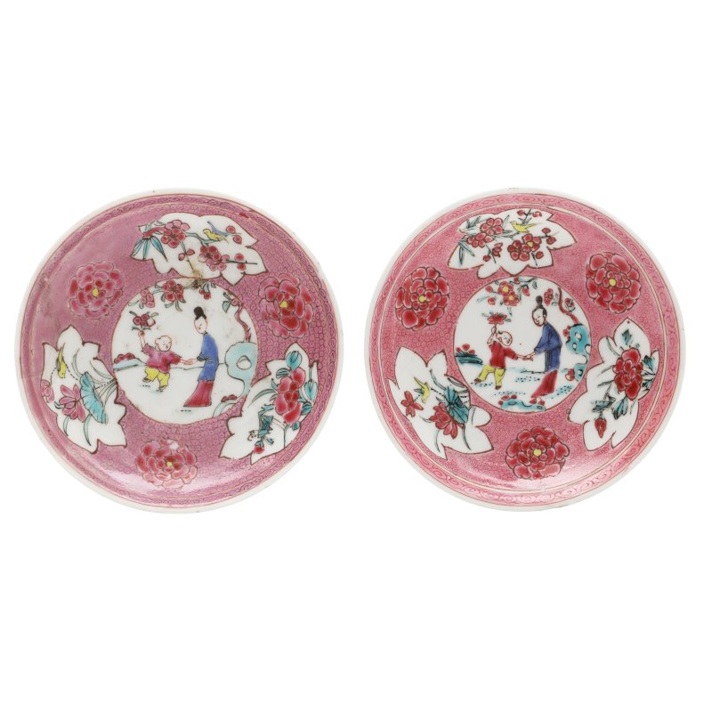 清雍正 粉彩仕女嬰戲圖盤一對 | A pair of Chinese famille-rose saucers, Qing dynasty, Yongzheng period - 图1
