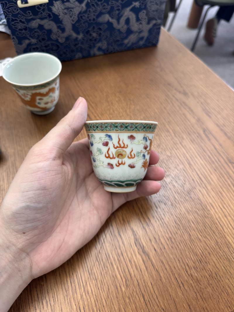 清宣統 粉彩描金龍紋盃一對 《大清宣統年製》款 | Santos Collection | A pair of Chinese famille-rose gilt-decorated 'dragon' cups, Xuantong marks and of the period - 图8