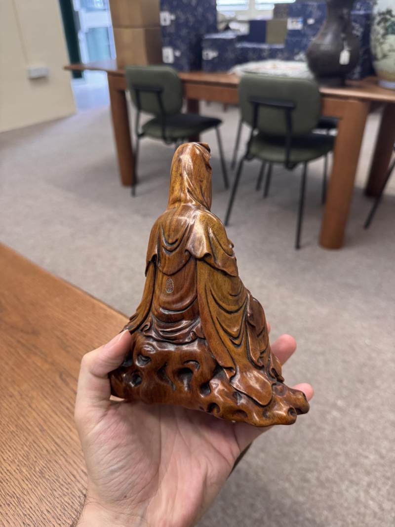 清十八/十九世紀 黃楊木雕觀音菩薩坐像 | A Chinese boxwood carved figure of Guanyin, Qing dynasty, 18th/19th century - 图9