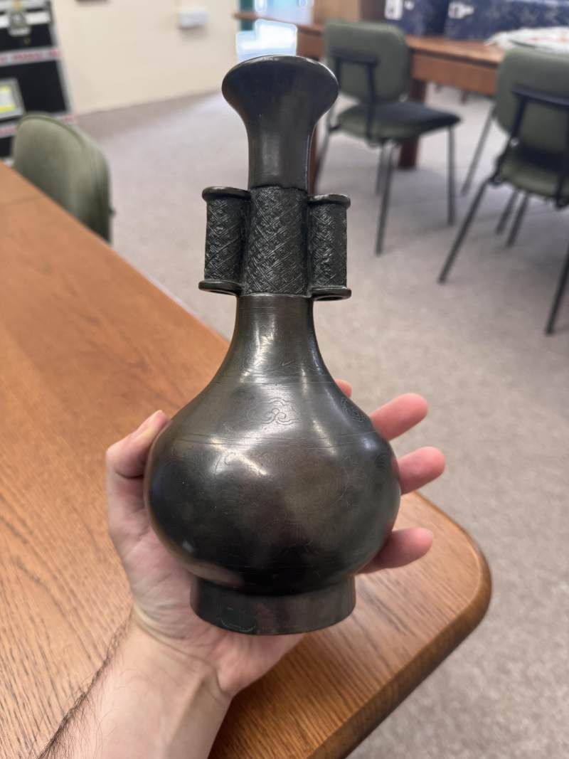 明 銅錯銀貫耳壺 | A Chinese bronze and silver-inlaid 'arrow' vase, Ming dynasty - 图6
