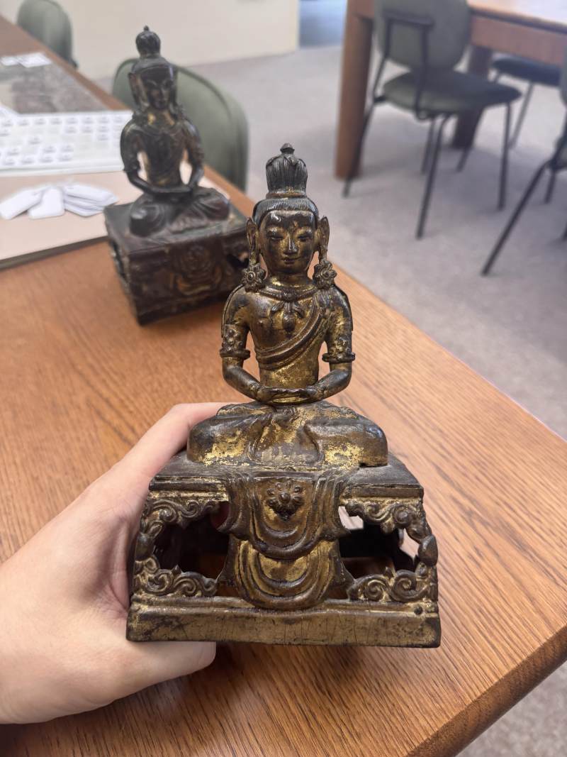 清乾隆 銅鎏金無量壽佛坐像一對 | Two Chinese gilt-copper-alloy figures of Amitayus, Qing dynasty, Qianlong period - 图18