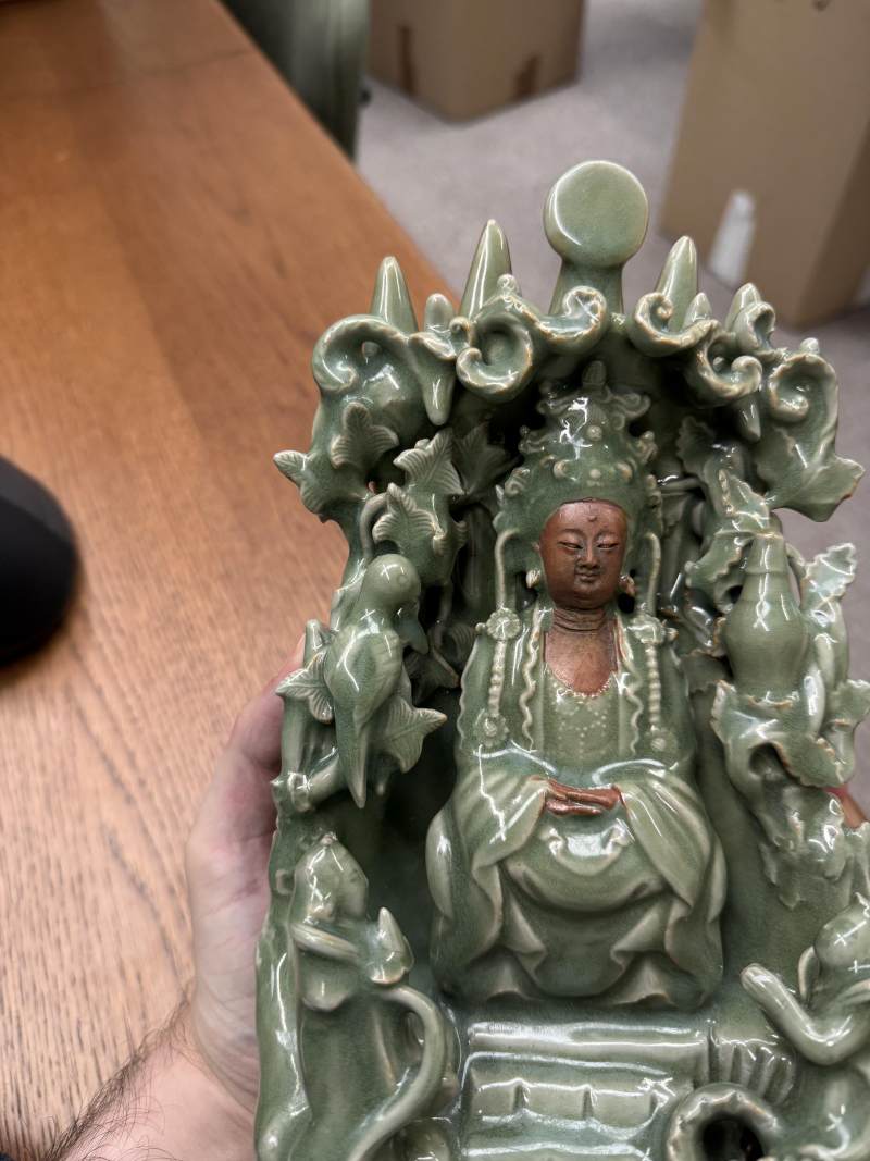明 青釉素胎觀音菩薩坐像 | A Chinese celadon-glazed biscuit 'Guanyin' figure group, Ming dynasty - 图5