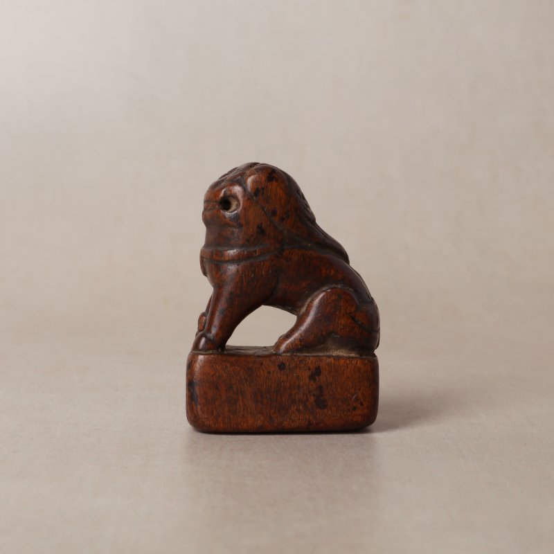 十七/十八世紀 黃楊木雕瑞獅鈕印章 《郭進》款 | A Chinese carved boxwood 'seated lion' seal, 17th/18th century