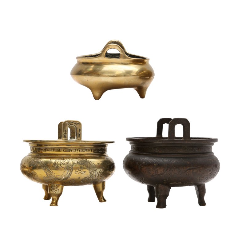 清十八/十九世紀 各式銅三足沖天耳爐一組三件 | Three Chinese gilt-bronze censers, Qing dynasty, 18th/19th century - 图5