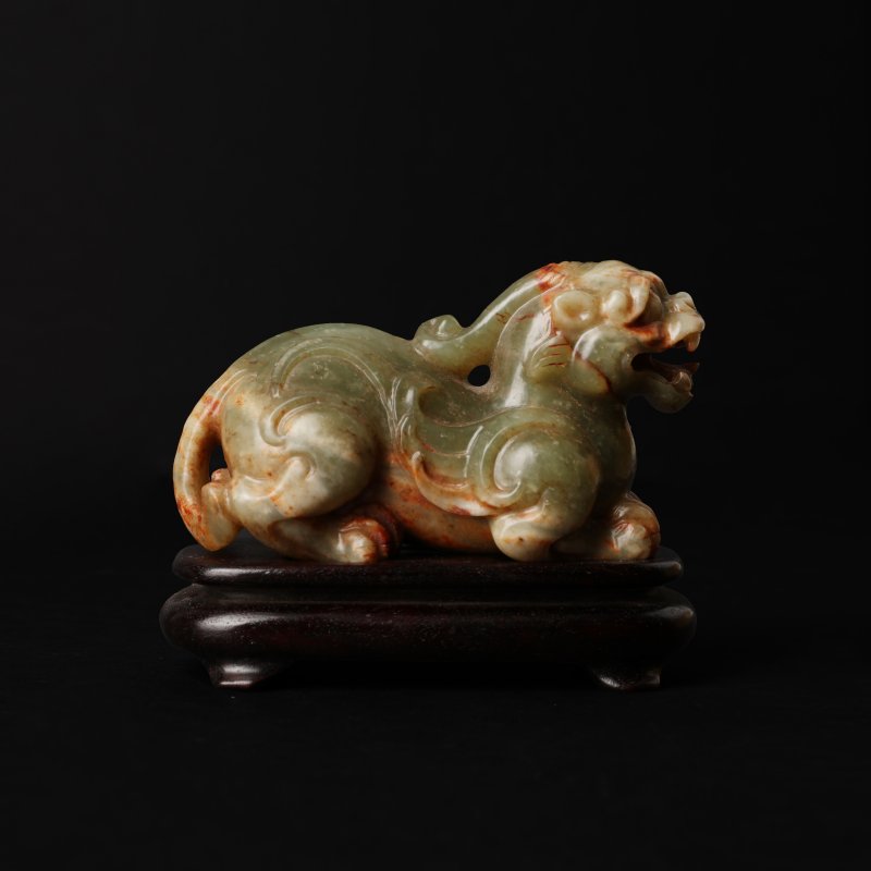 二十世紀 青玉帶皮瑞獸擺件 | A Chinese celadon and russet jade 'mythical beast' carving, 20th century - 图17