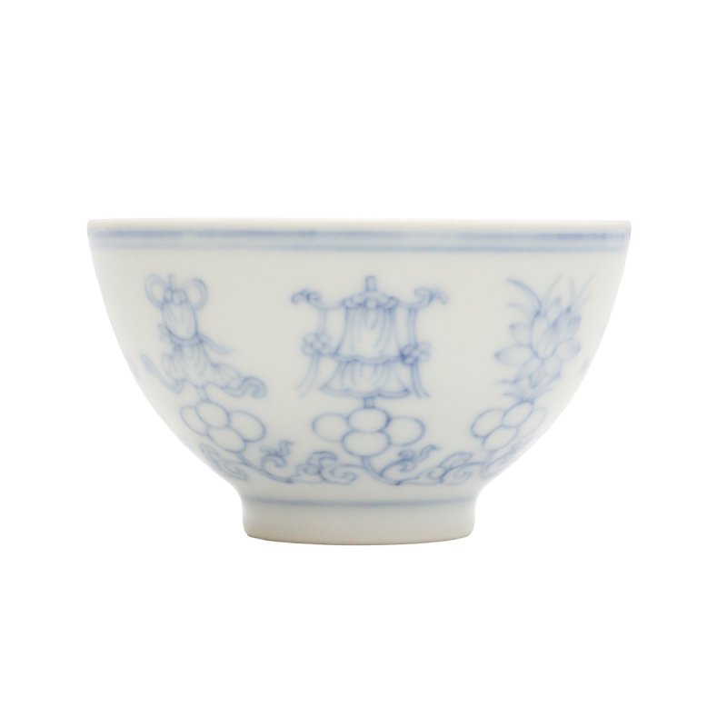 二十世紀 青花八吉祥紋盃 《大清雍正年製》款 | A Chinese blue and white 'Eight Emblems' wine cup, 20th century, Yongzheng mark - 图2
