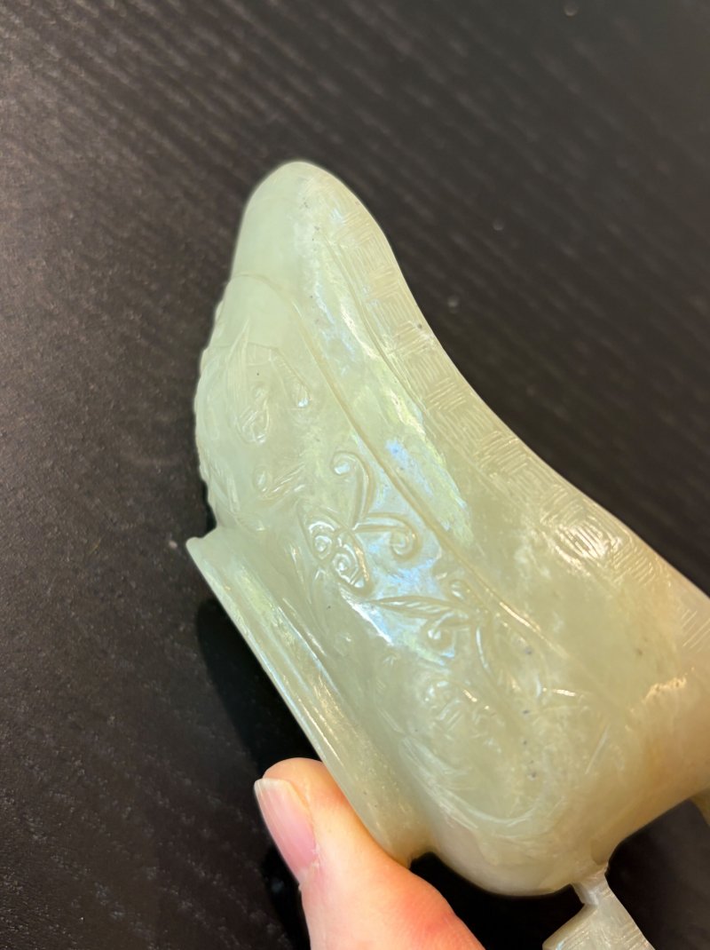 （或）十七/十八世紀 青白玉螭龍紋圈足匜 及座 | A PALE GREEN JADE 'CHI-DRAGON' POURING VESSEL, YI - 图2