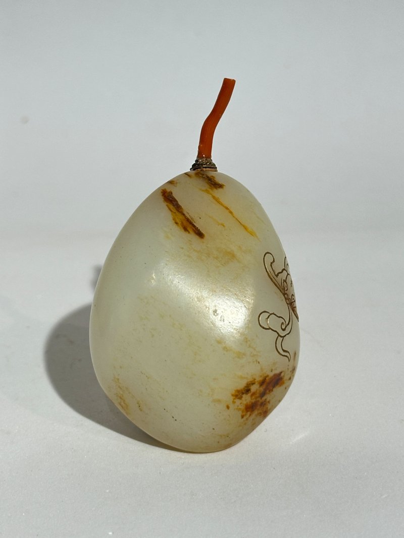 十九/二十世紀 白玉褐沁隨形祥雲蝠紋鼻煙壺、珊瑚蓋 | A WHITE AND RUSSET JADE PEBBLE-SHAPED SNUFF BOTTLE - 图9