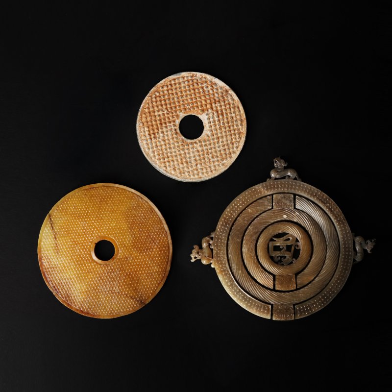 十九/二十世紀 仿古玉璧一組三件 | Three Chinese archaistic jade discs, bi, 19th/20th century