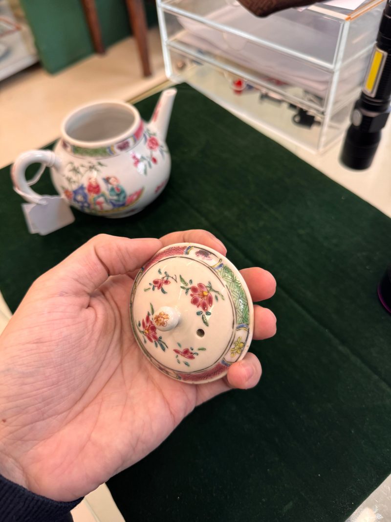 清乾隆 粉彩花卉紋蓋壼 | Santos Collection | A Chinese famille-rose 'floral' teapot, Qing dynasty, Qianlong period - 图34