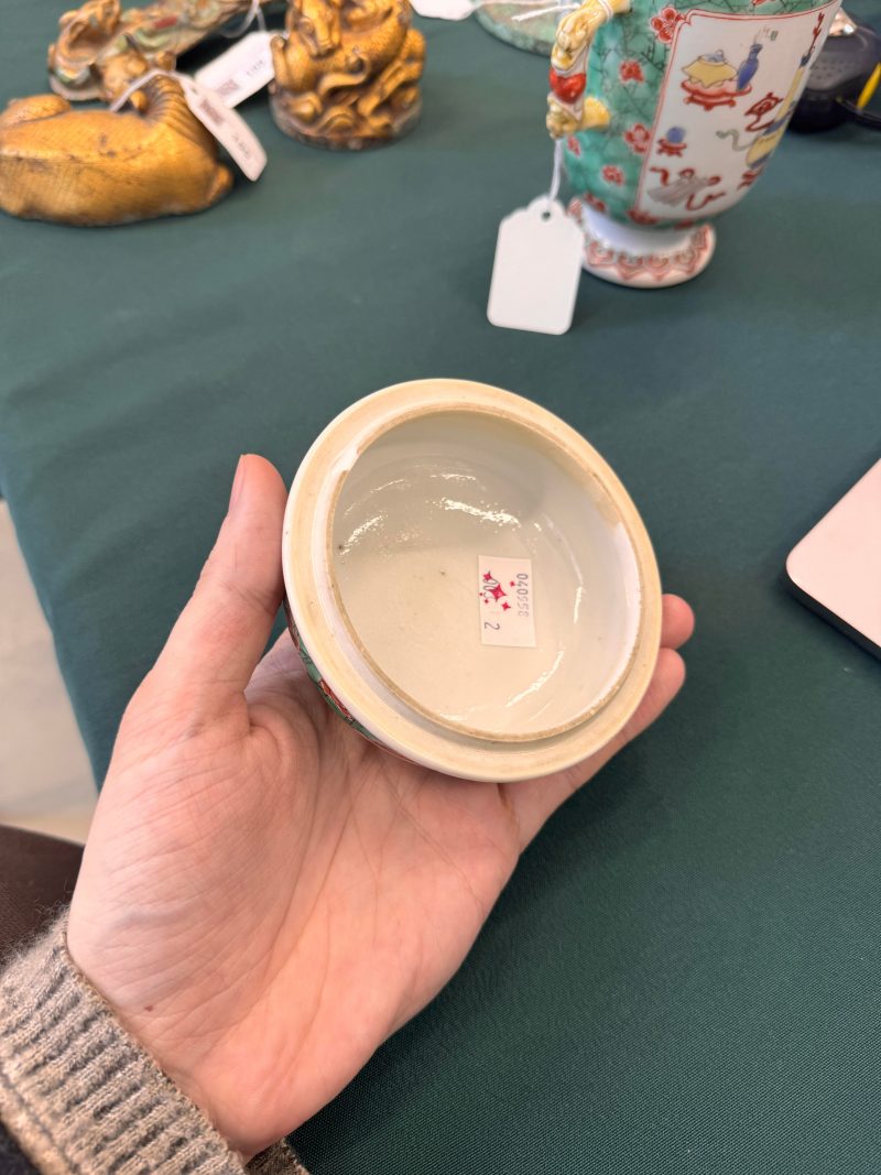 清康熙 五彩博古圖蓋罐 | A Chinese famille-verte twin-handled 'hundred antiques' pot and cover, Qing Dynasty, Kangxi period - 图21