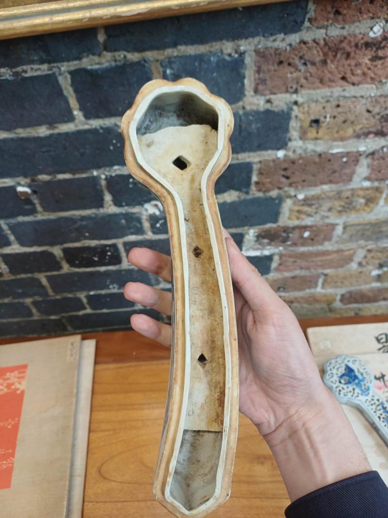 清十八至十九世紀 青花如意形蓋爐 《大清乾隆年製》款 | A Chinese blue and white sceptre-shaped censer and cover, Qing dynasty, 18th-19th century - 图10