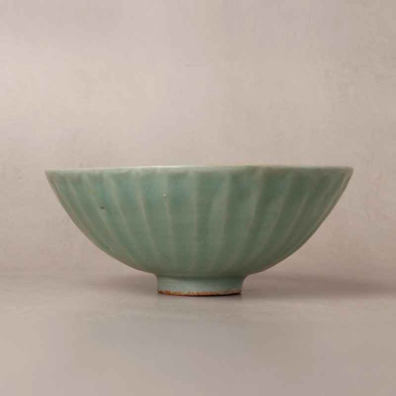 南宋 龍泉窯青釉蓮瓣紋盌 | A fine Chinese Longquan celadon 'lotus' bowl, Southern Song dynasty - 图2