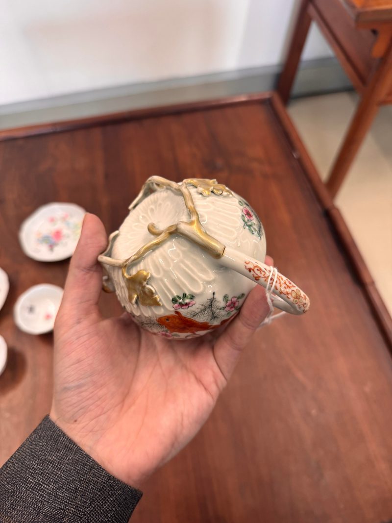 清雍正 粉彩魚藻紋蓋壼 | Santos Collection | A Chinese export famille-rose 'fish pond' teapot, Qing dynasty, Yongzheng period - 图12