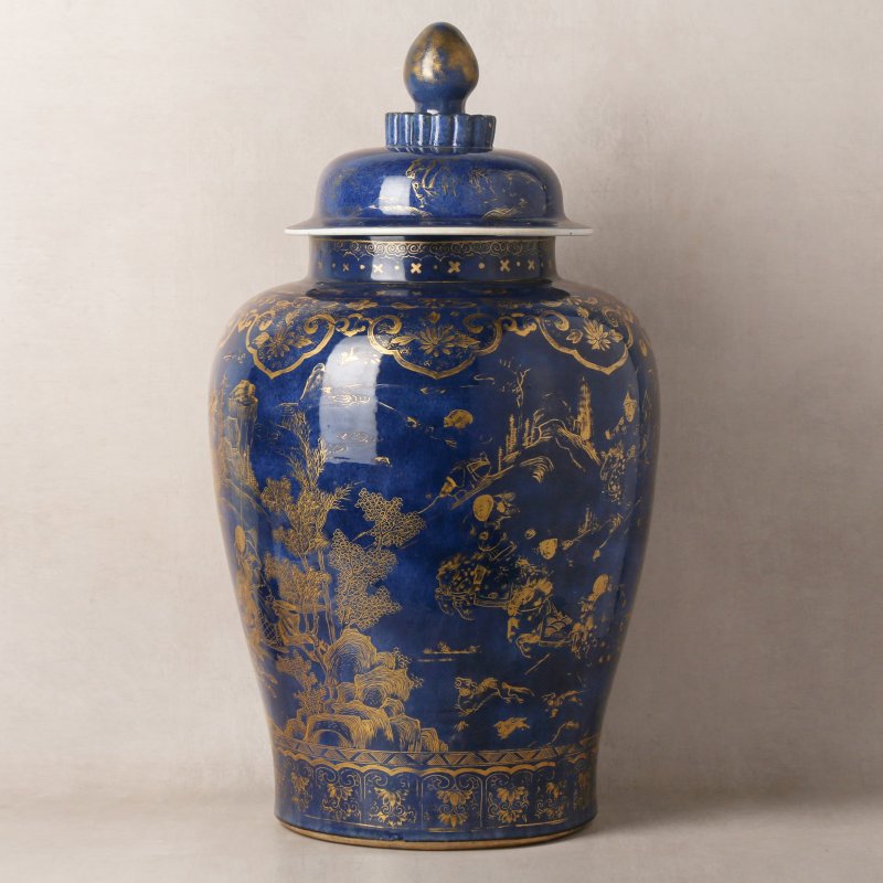 清康熙 灑藍釉描金狩獵圖蓋罐 | Santos Collection | A very large Chinese powder-blue gilt-decorated jar and cover, Qing dynasty, Kangxi period - 图2