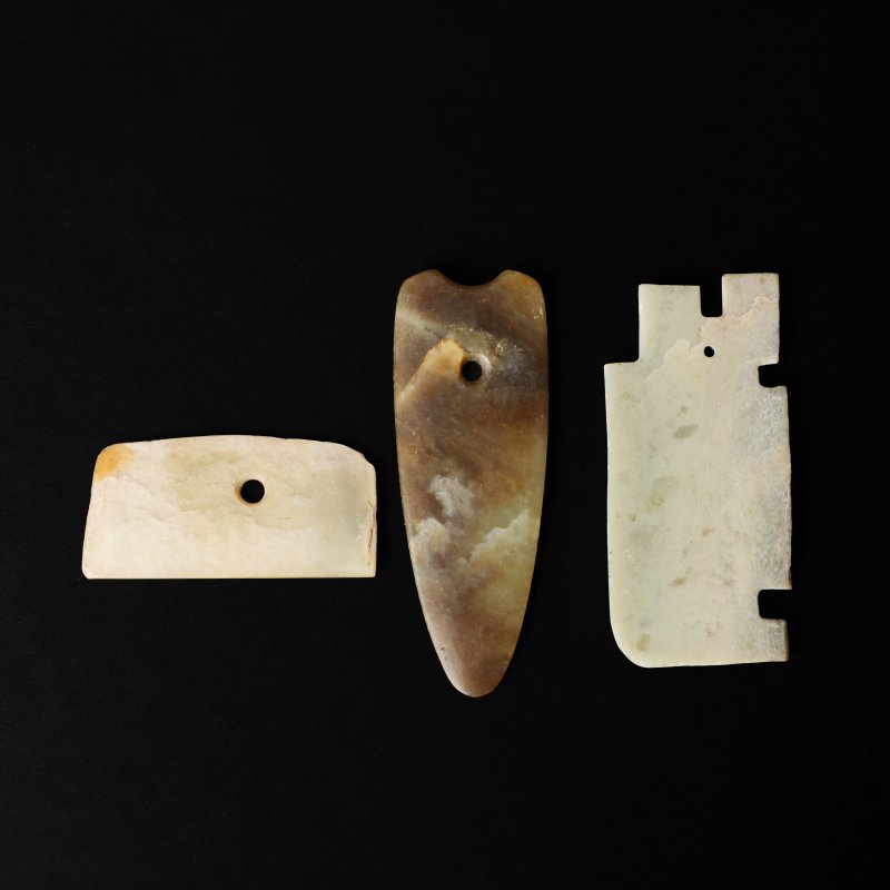 十九/二十世紀 仿古玉珮一組三件 | Three Chinese archaistic carved jade amulets, 19th/20th century