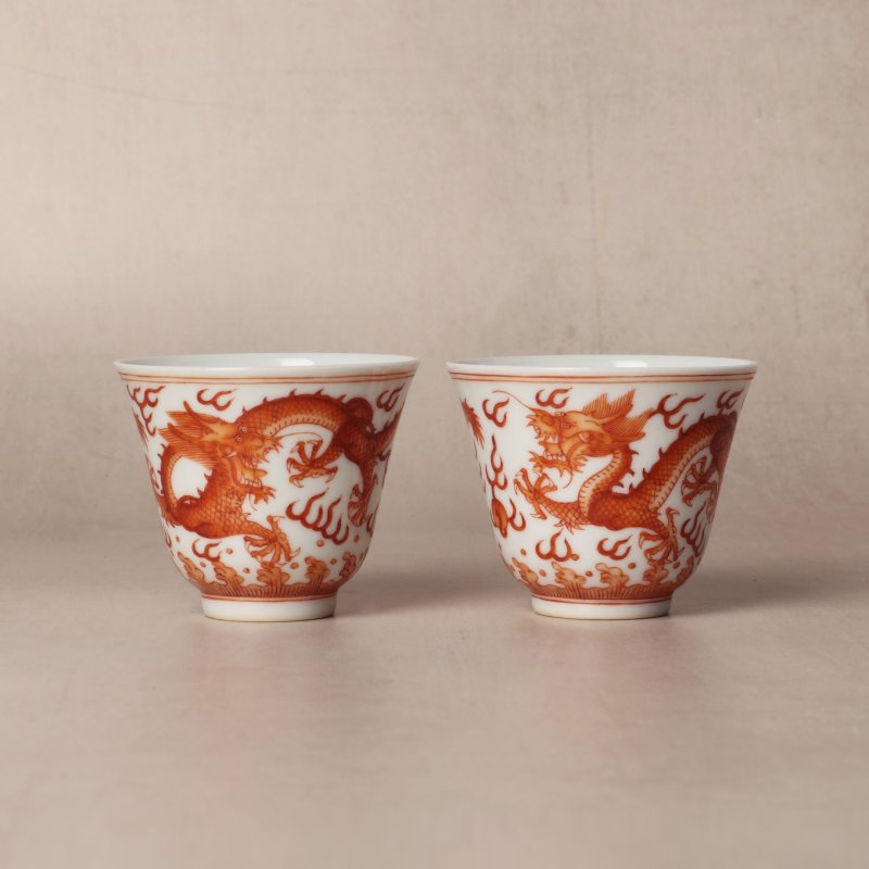 清光緒 礬紅彩龍紋酒盃一對 《大清光緒年製》款 | Santos Collection | A pair of Chinese iron-red-decorated 'dragon' wine cups, Qing dynasty, Guangxu marks and period - 图1