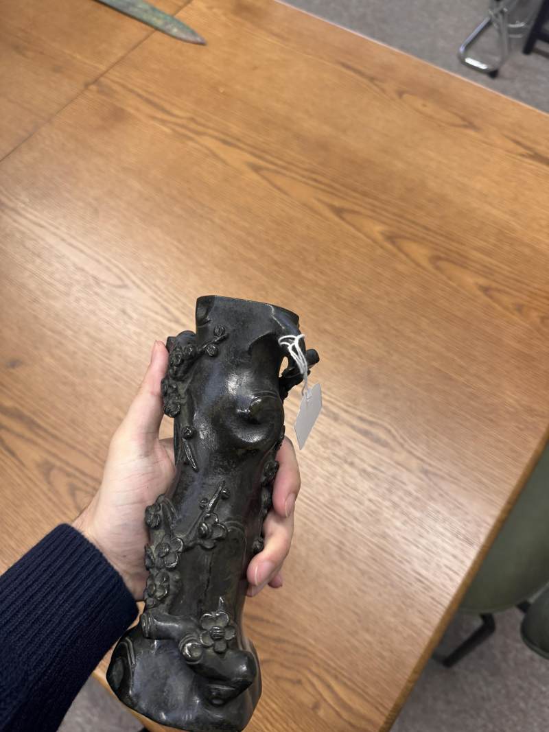 明末至清初 十七世紀 銅臘梅紋瓶一對 | A pair of Chinese bronze 'prunus' vases, late Ming-early Qing dynasty, 17th century - 图8