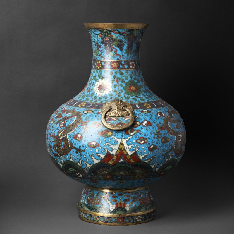 明十七世紀 掐絲琺瑯雲龍紋銅胎鎏金雙獸活環耳壺 | † A large Chinese cloisonné enamel and gilt-bronze 'dragon' vase, hu, Ming dynasty, 17th century - 图4