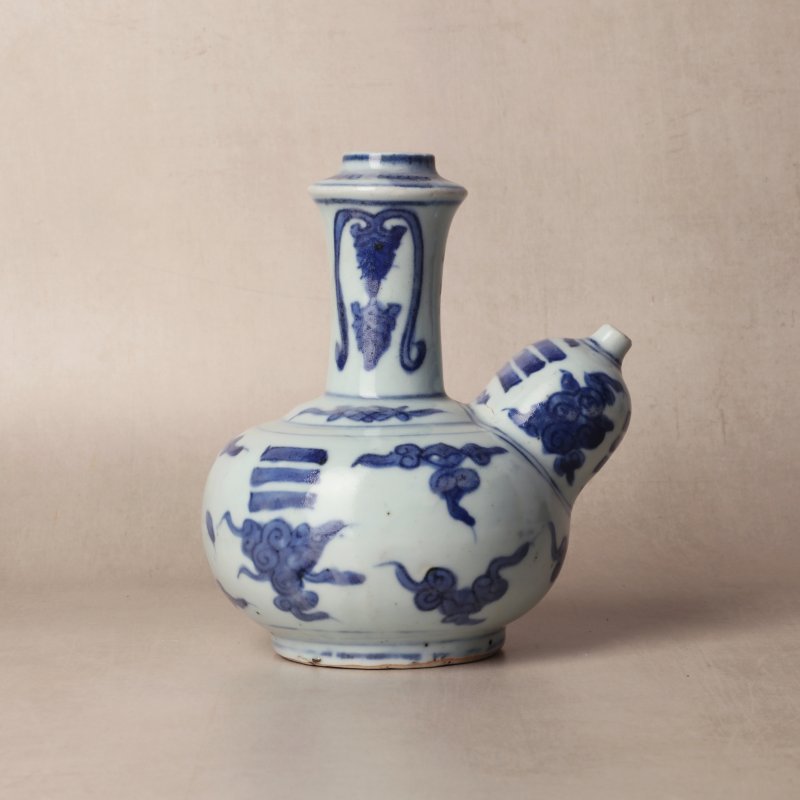 明 青花雲紋軍持 | Santos Collection | A Chinese blue and white 'ruyi cloud' kendi, Ming dynasty - 图10