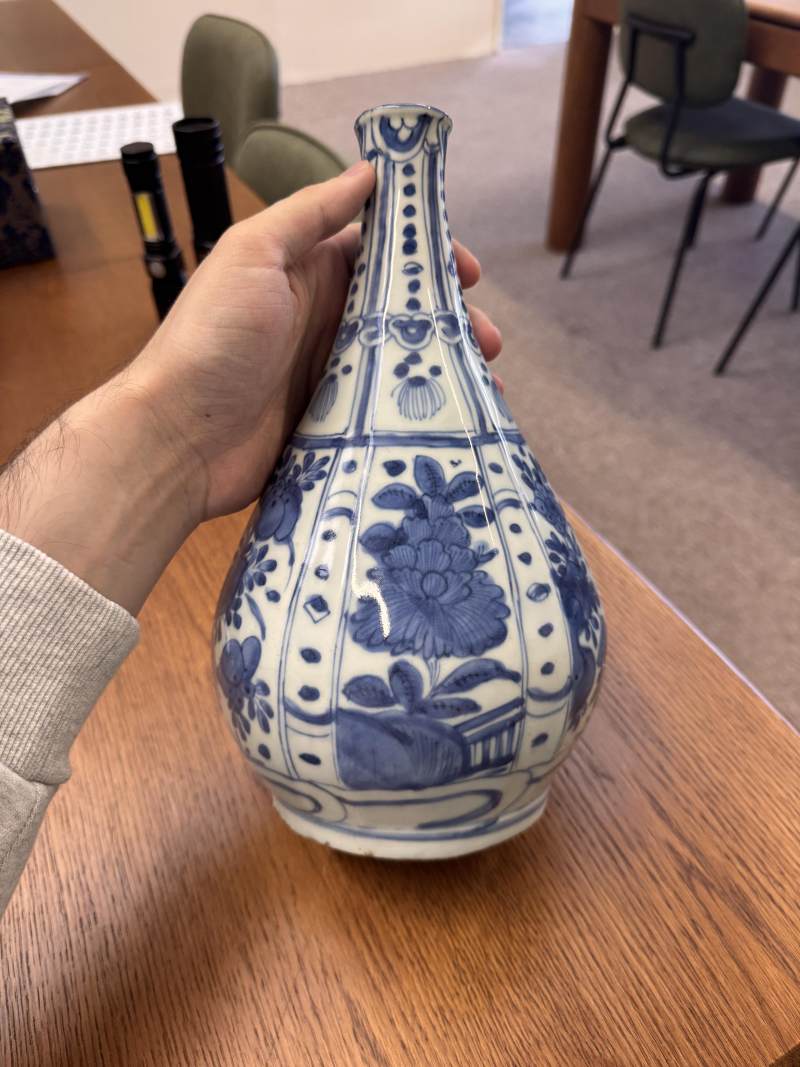 明 青花克拉克花卉紋膽瓶 | Santos Collection | A Chinese blue and white 'Kraak' bottle vase, Ming dynasty - 图2
