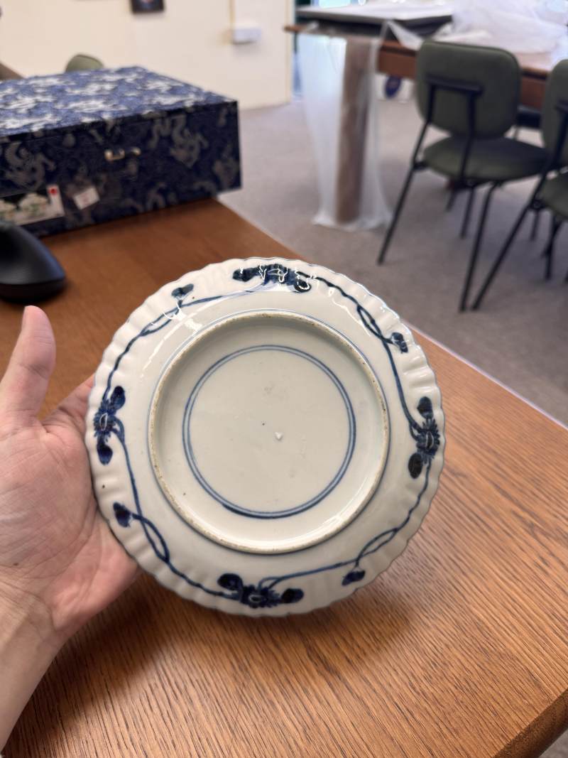 明天啟 青花古染付瑞兔圖菱花口盤 | Santos Collection | A Chinese blue and white kosometsuke 'hare' foliate dish, Ming dynasty, Tianqi period - 图5