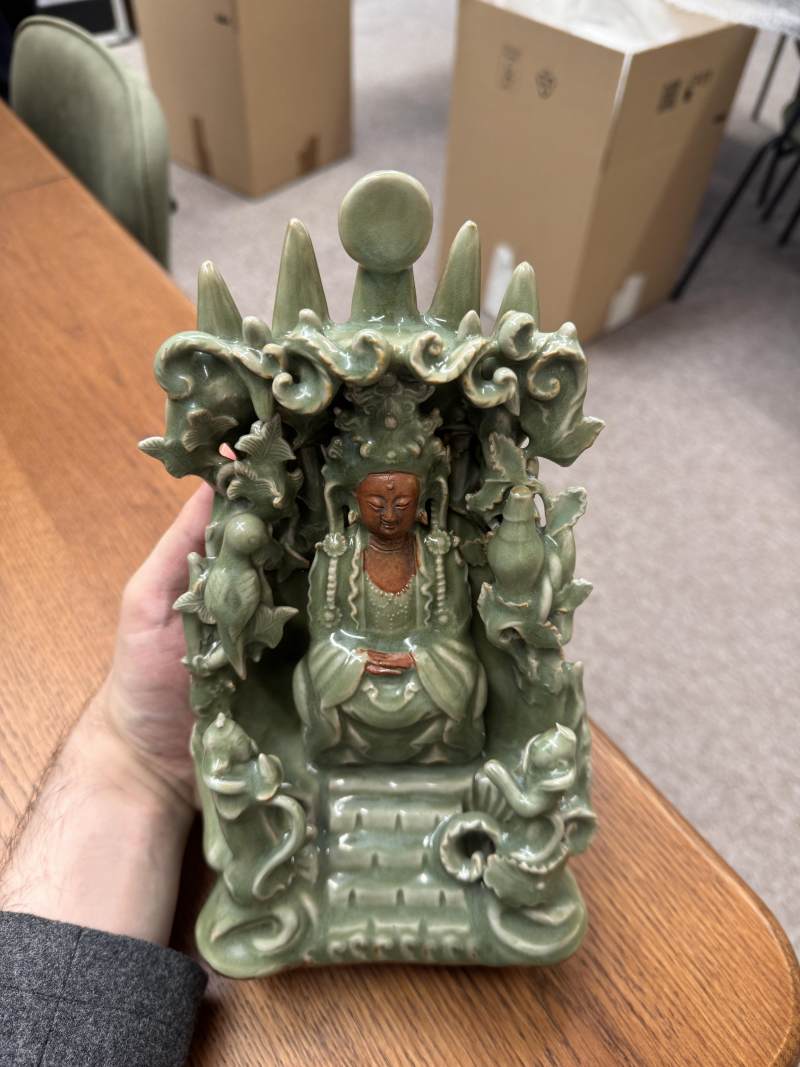 明 青釉素胎觀音菩薩坐像 | A Chinese celadon-glazed biscuit 'Guanyin' figure group, Ming dynasty - 图15