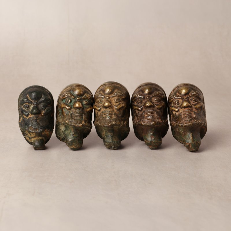 十八/十九世紀或更早 銅羅漢頭像一組五件 | A group of Chinese bronze heads of Arhats, 18th/19th century or earlier - 图2