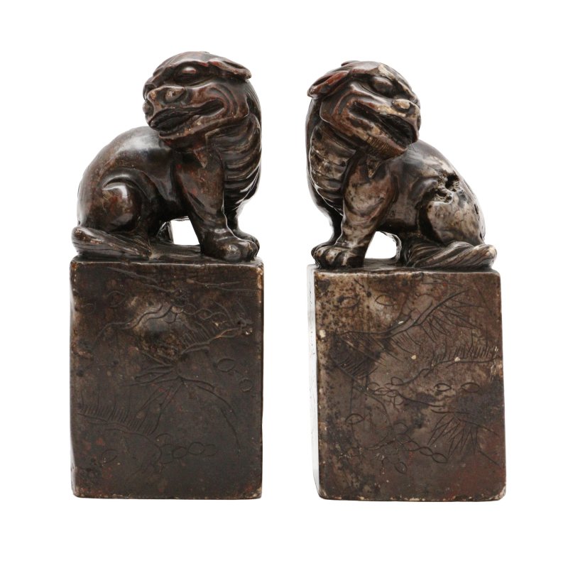 清 壽山石雙獅鈕印章一對 | A matched pair of Chinese soapstone 'lion' seals, Qing dynasty