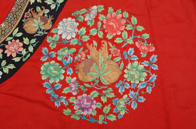 清十九世紀 紅地刺繡花卉紋女單袍 | A fine Chinese woman's red-ground embroidered 'floral' silk robe, danpao, Qing dynasty, 19th century - 图3