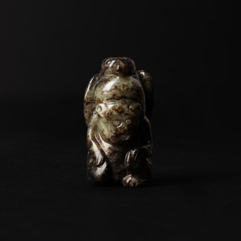 十九/二十世紀 青玉瑞獸 | A Chinese green and russet archaistic 'mythical beasts' jade group, 19th/20th century