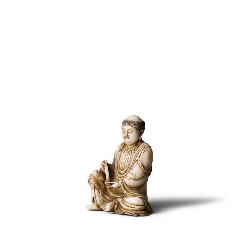 壽山石羅漢坐像 | A CARVED SOAPSTONE FIGURE OF A LUOHAN - 图2