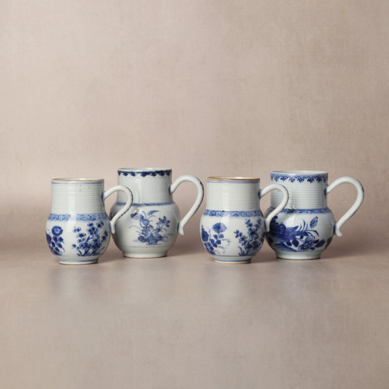 清康熙 青花荷塘圖馬克盃 | Santos Collection | A group of Chinese export blue and white 'lotus pond' mugs, Qing dynasty, Kangxi period - 图1